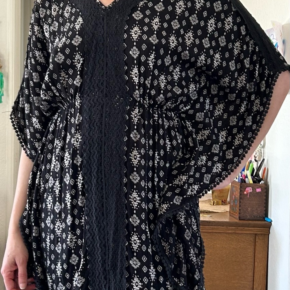 Angie Black and White Boxy Tunic with Short Sleeves